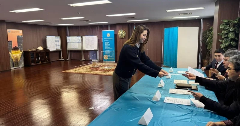 Ең алғашқы дауыс беруші Жапонияда оқитын студент Жібек Айдын