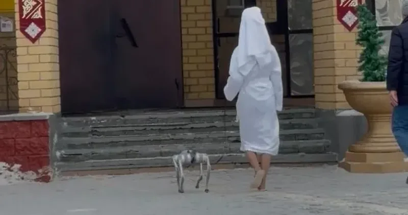 Халаттағы қыз және робот ит: Астанадағы дауыс беру учаскесіндегі ерекше оқиға