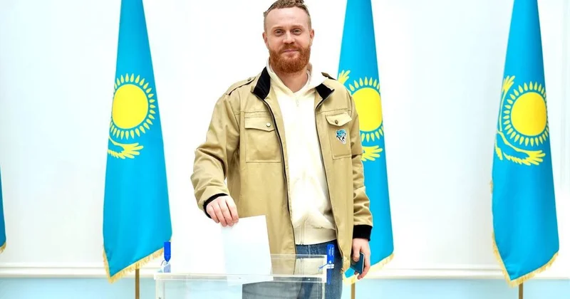 Мое самосознание остается казахстанским : стендап комик Чебатков проголосовал на референдуме