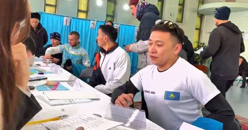 Жезқазғаннан Сәтбаевқа дейін жүгіріп барып дауыс берді: марафоншылар елді таңғалдырды