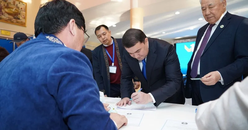 Түркістан облысының әкімі Нұралхан Көшеров референдумда дауыс берді