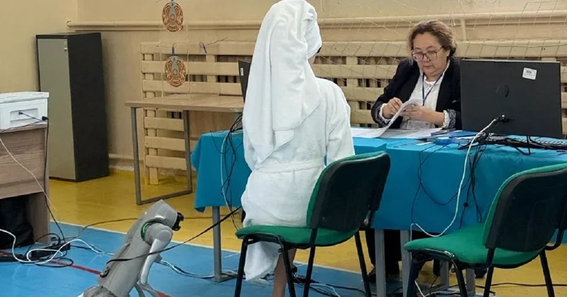 Необычные избиратели: девушка в халате пришла на участок с роботом собакой