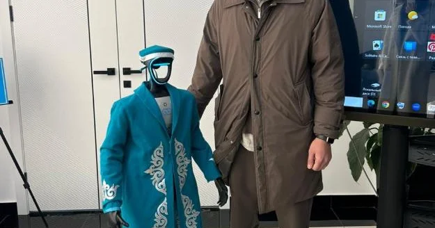 Алматы облысының тұрғыны референдум учаскесіне ұлттық киім киген роботпен келді