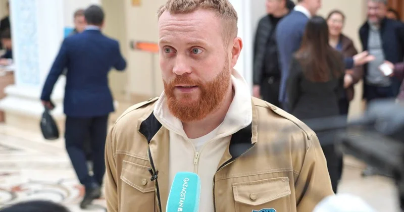 Популярный казахстанский стендап комик проголосовал на участке в Москве