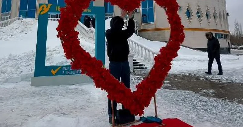 Астанчанке сделали предложение после голосования на референдуме (ВИДЕО)