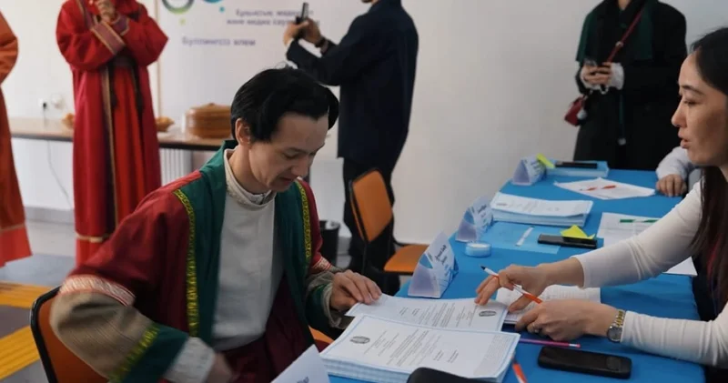 Атырауда Жастар театры референдумды шағын мерекеге айналдырды