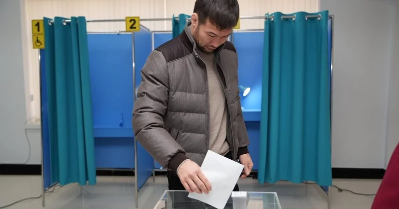 Шавкат Рахмонов проголосовал на референдуме в городе Қонаев