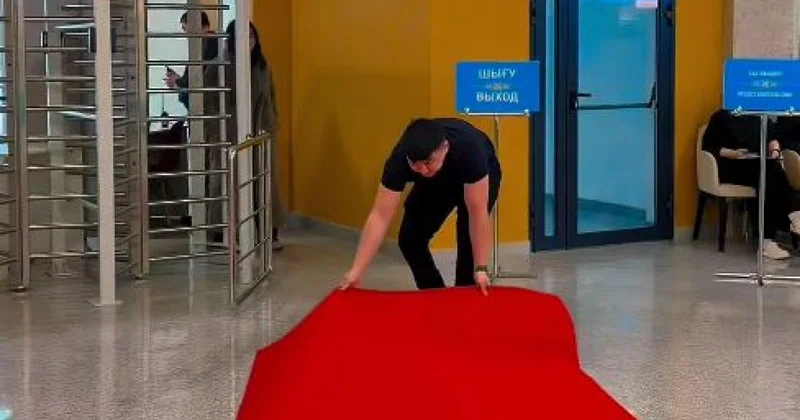 Красная дорожка встречала голосующих на референдуме в Астане (ВИДЕО)