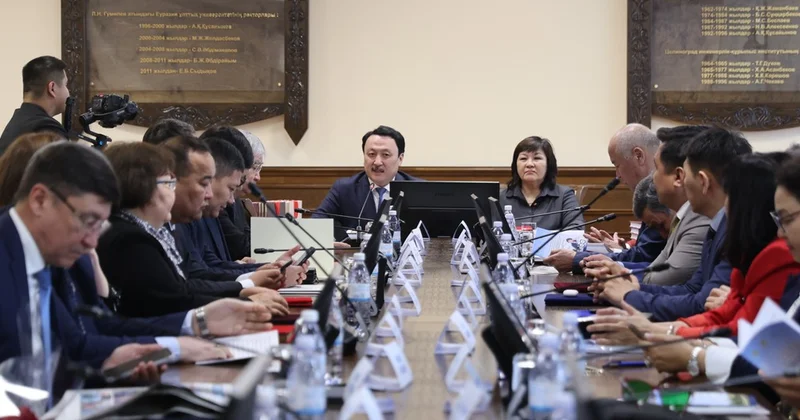 Әдебиет және әдебиеттанушы мерейі