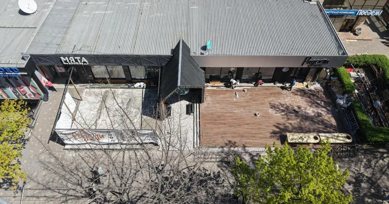 По проспекту Достык в Алматы снесли террасу известного бара