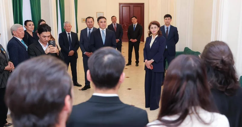 Аида Балаева Шымкентте Жастар театрының жұмысымен танысты