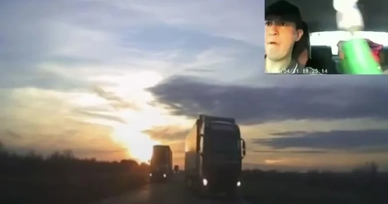 Қорқуға уақыт болмады ақтөбелік тұрғын сұмдық жол апатынан аман қалып, әлеуметтік желі жұлдызына айналды