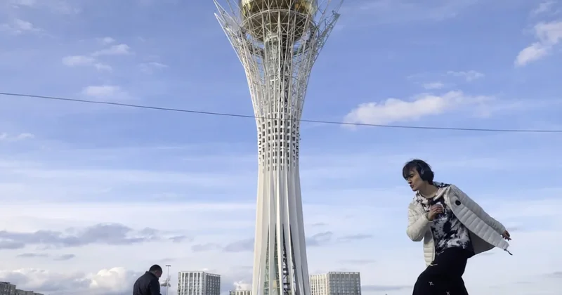 Россиянин станцевал у Байтерека после получения повестки в военкомат