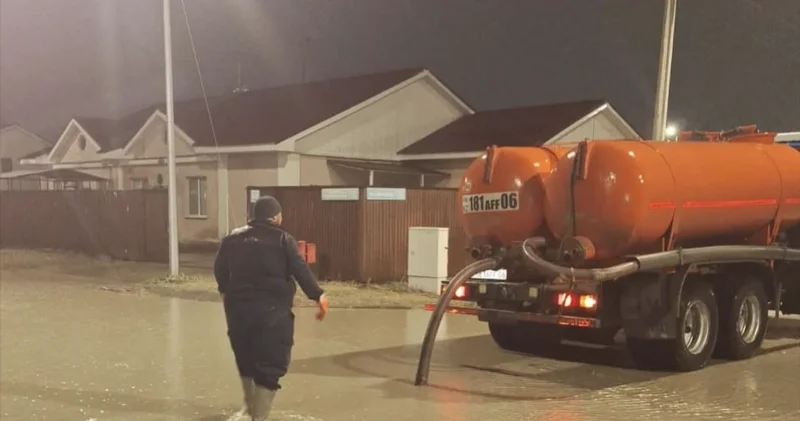 Атырауды нөсер жаңбырдан кейін “су басты“ video