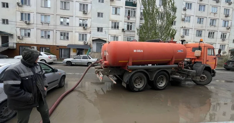 Ни пройти, ни проехать жители Атырау жалуются на последствия сильного дождя