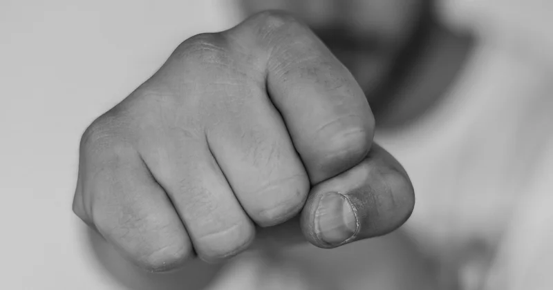 Глаз вытек : школьника жестоко избили в раздевалке таразской гимназии