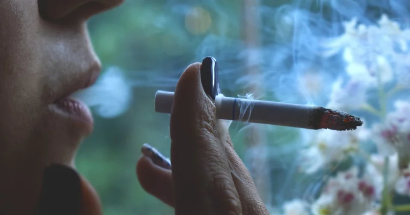 Желтые пальцы и тусклая кожа: признаки, которые нельзя скрыть