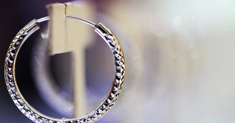 Женщина сняла с девочки золотые серьги и скрылась в Актау (ВИДЕО)