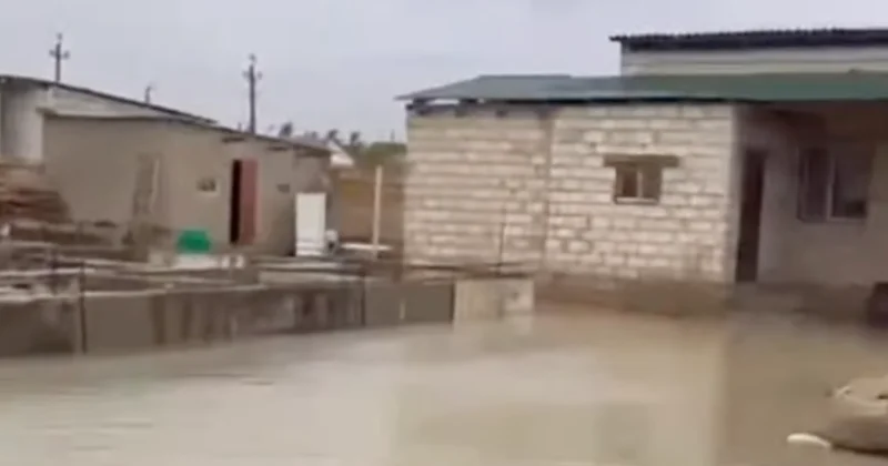 Жанаозен затопило после дождей: военных подключили к строительству дамбы