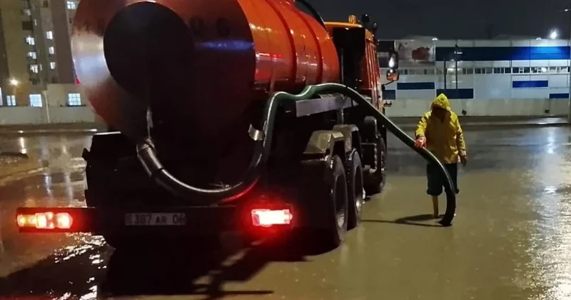 Атырауда бірнеше сағат бойы тоқтаусыз жаңбыр жауып, қозғалыс қиындады