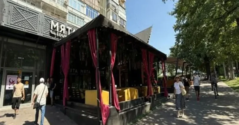 Построили без разрешения: летнюю террасу Мяты снесли в центре Алматы