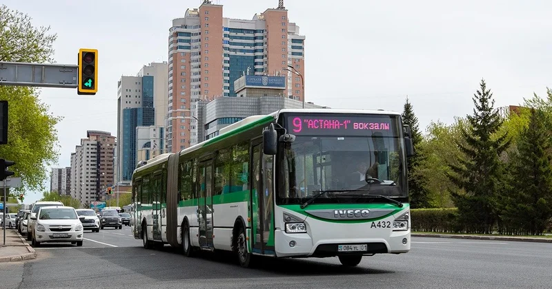 Почему астанчанам приходится ездить в переполненных автобусах