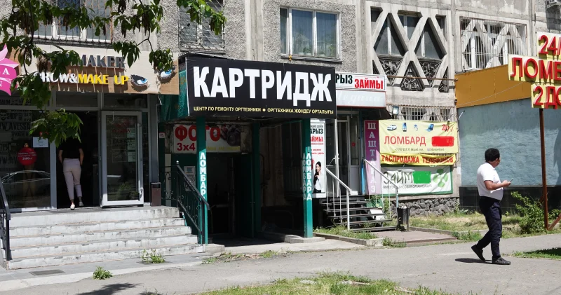 Жинақтау орнына бөліп төлеу: неге Қазақстан жастары қарызға батып барады