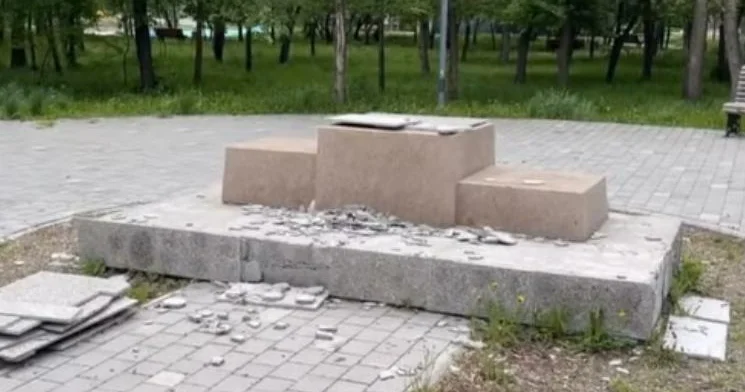 Өскемендегі саябақтан Жақсылық Үшкемпіровтің құрметіне орнатылған мүсін жоғалып кетті