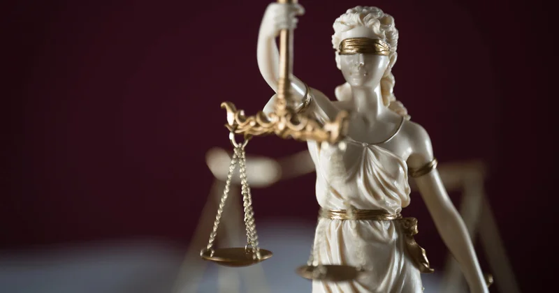 Коттеджі мен автокөлігі бар зейнеткер 85 мың теңге жалақысы бар қызын сотқа берді
