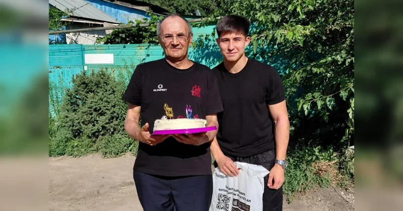 Болельщик получил неожиданный подарок от Дастана Сатпаева в Алматы