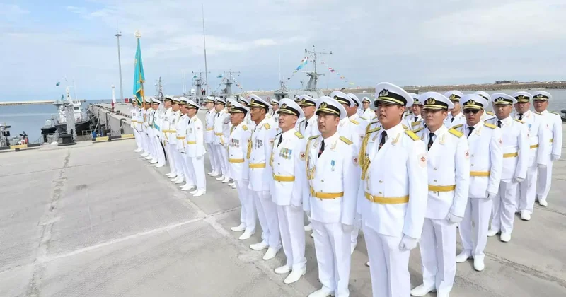 Әскери теңіз туының көтерілгеніне 30 жыл: Каспий жағалауында салтанатты шара өтті