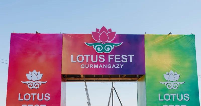 Атырауда Lotus Fest 2026 жарты күнде 3000 туристің басын қосты