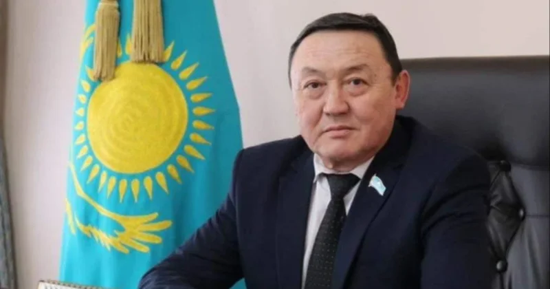 Председатель маслихата закурил во время совещания в Карагандинской области и получил штраф