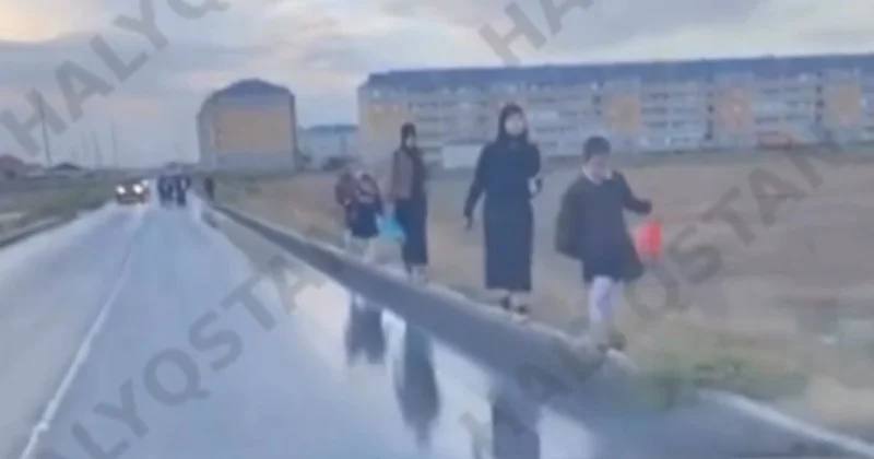 ​Құлсарыдағы жаңа мектепке жол жоқ: алғашқы жаңбырдан кейін оқушылар батпақ кешіп жүр