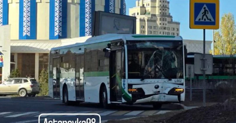 Автобус въехал в столб в Астане