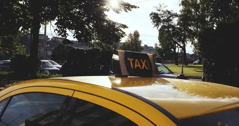 Такси жүргізушісін видеоға түсірген алматылық блогер келіншектің басы дауға қалды