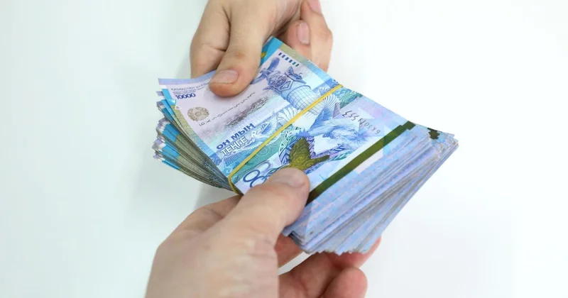 Павлодарец отдал шести семьям деньги, полученные за разбитое авто