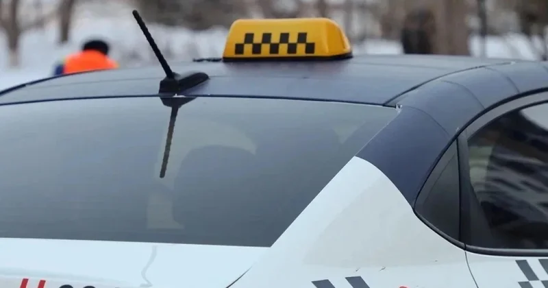 Казахстанская блогерша высмеяла слабослышащего таксиста на глазах у ребенка