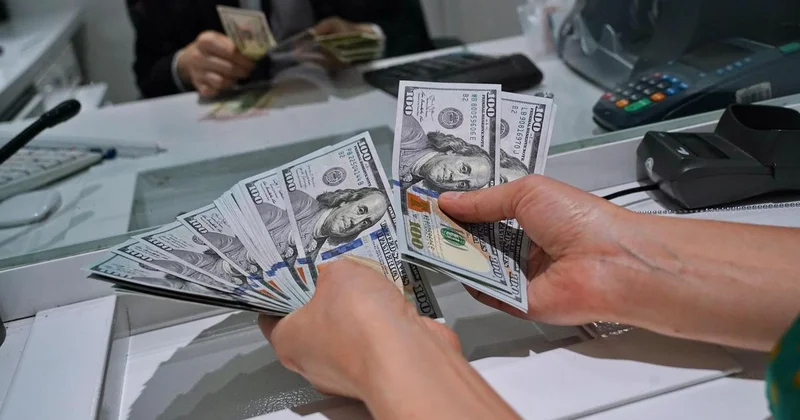 Курс тенге продолжает снижаться к доллару и евро