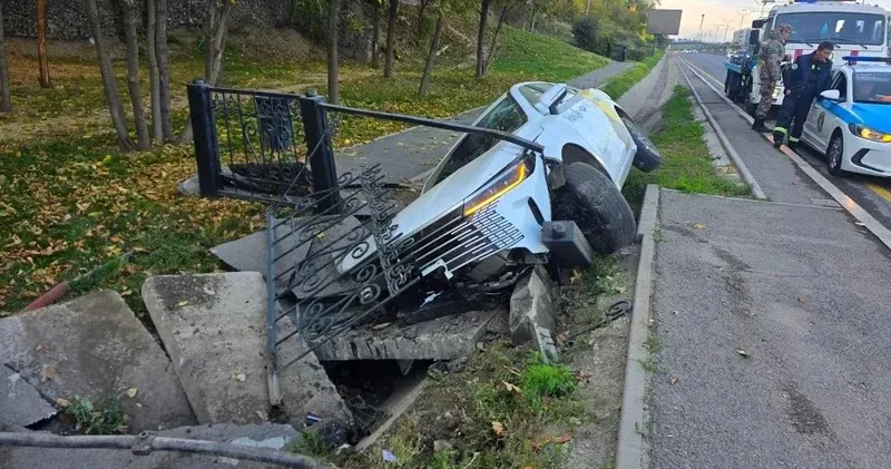 Алматыда такси арыққа түсіп кетіп, жолаушы зардап шекті