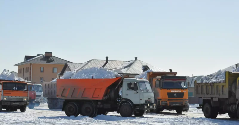 Астанада түнде қар күреуге 400 ге жуық техника жұмылдырылды