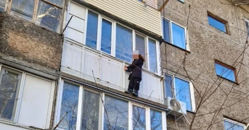 Мальчик, свисающий с балкона, напугал жителей Караганды