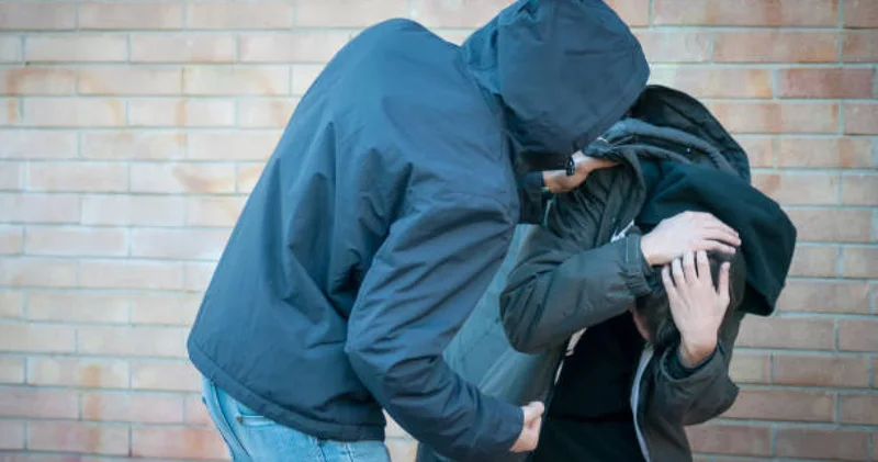 Қолы екі жерден сынған : Ақтөбеде 10 сынып оқушысы 5 сыныпта оқитын баланы соққыға жыққан