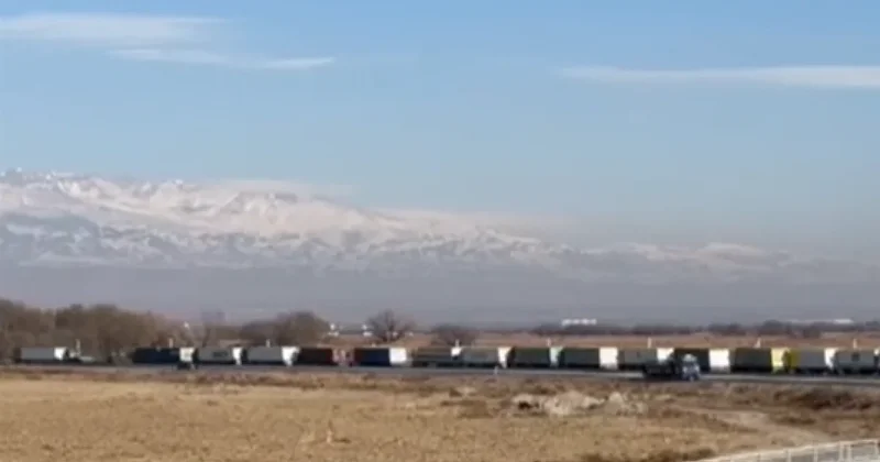 Больше тысячи фур застряли на казахстанско китайской границе
