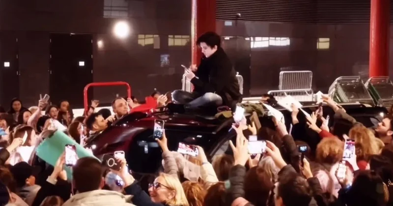 Димаш Құдайбергеннің Лондондағы концертінен кейін жанкүйерлері қоршап алып, қазақша ән айтты