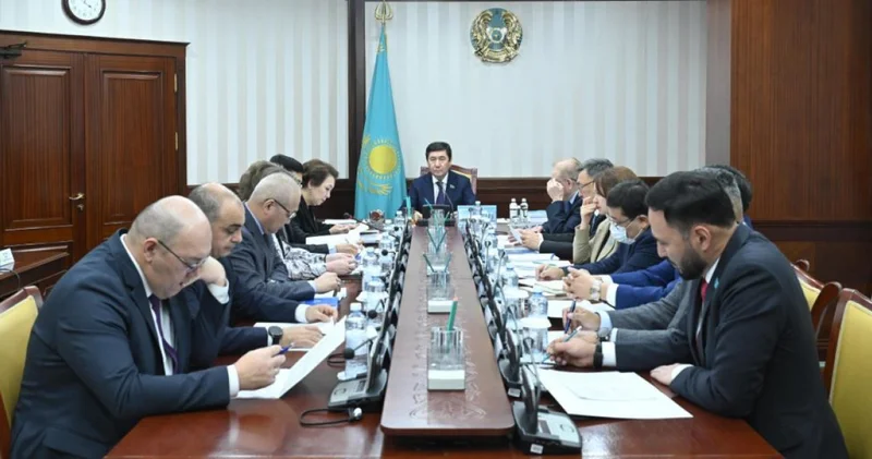 Мәжіліс еңбек құқығын қорғайтын заңды қарайды