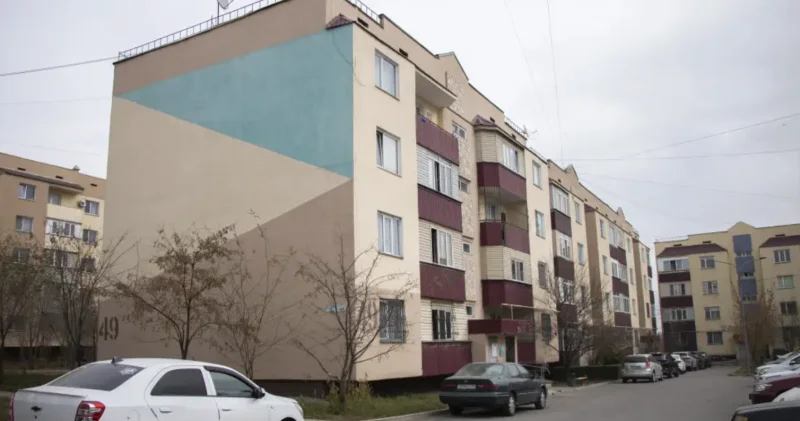 Алматыдағы көпқабатты үй тұрғындары алаңдаулы: әкімдік пікір білдірді