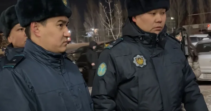 К жилому комплексу в Астане, где сорвался лифт и погиб рабочий, стянули полицию