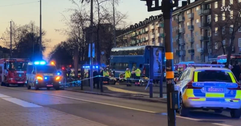 Стокгольмде екі қабатты автобус аялдамаға соғылды: қаза тапқандар бар