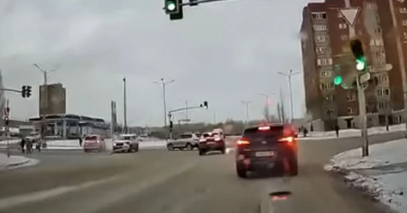 Избегал столкновения : сразу два элитных внедорожника Toyota попали в ДТП в Астане (видео)